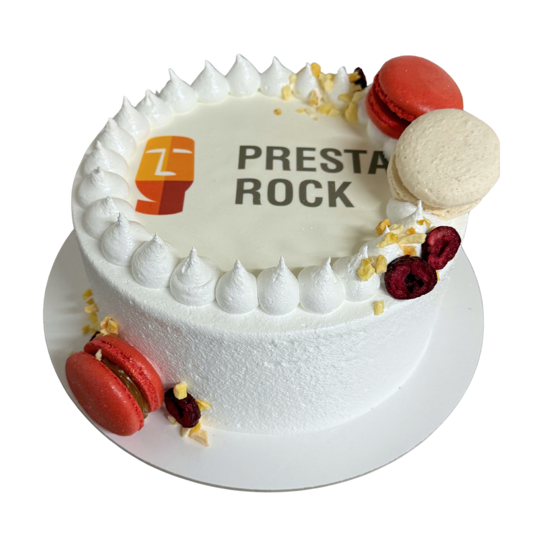 Apvalus tortas su grietinėle ir papuošimais, su logotipu arba nuotrauka 33 Eur/kg