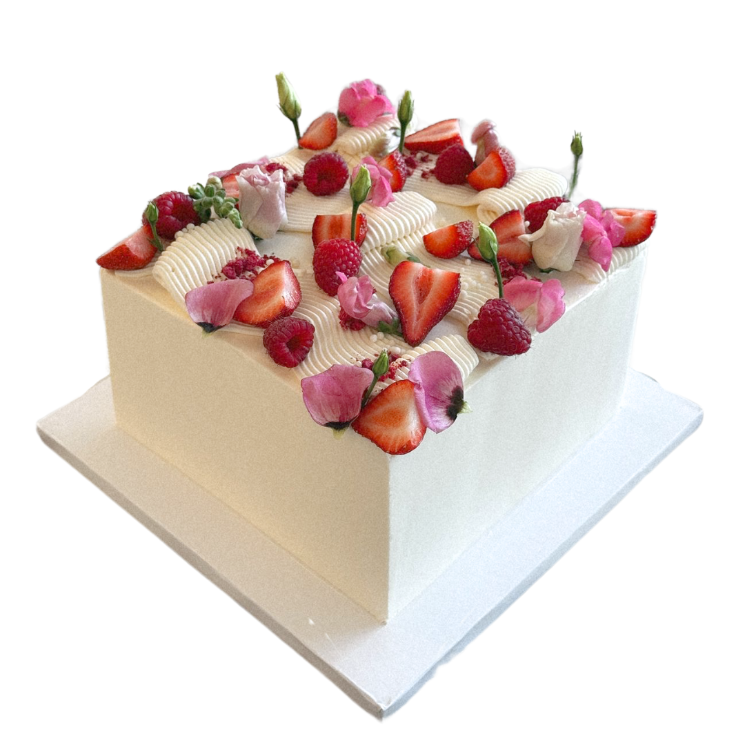 Kvadratinis tortas su grietinėlės aptepimu ir uogų-gėlių dekoru, 40 Eur/kg