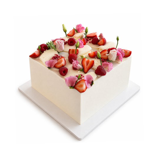 Kvadratinis tortas su grietinėlės aptepimu ir uogų-gėlių dekoru, 40 Eur/kg