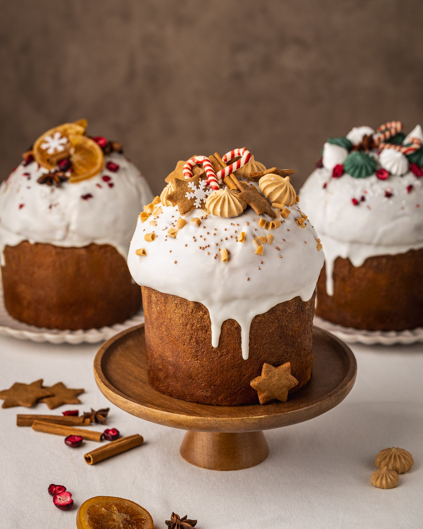 Šventinis Panettone pyragas (su meduolinėmis dekoracijomis)